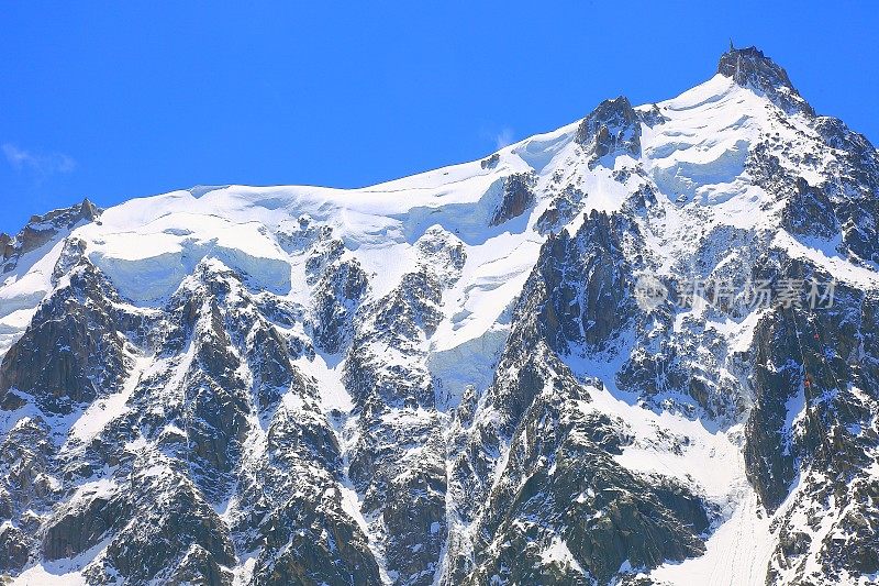 法国阿尔卑斯山夏蒙尼的Aiguille du Dru和勃朗峰